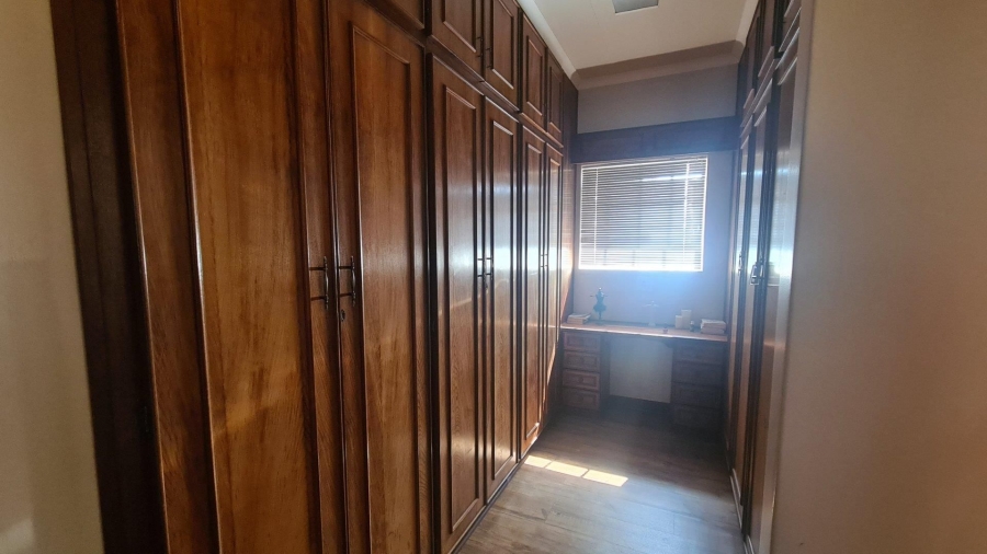 5 Bedroom Property for Sale in Wilgeboom A H North West